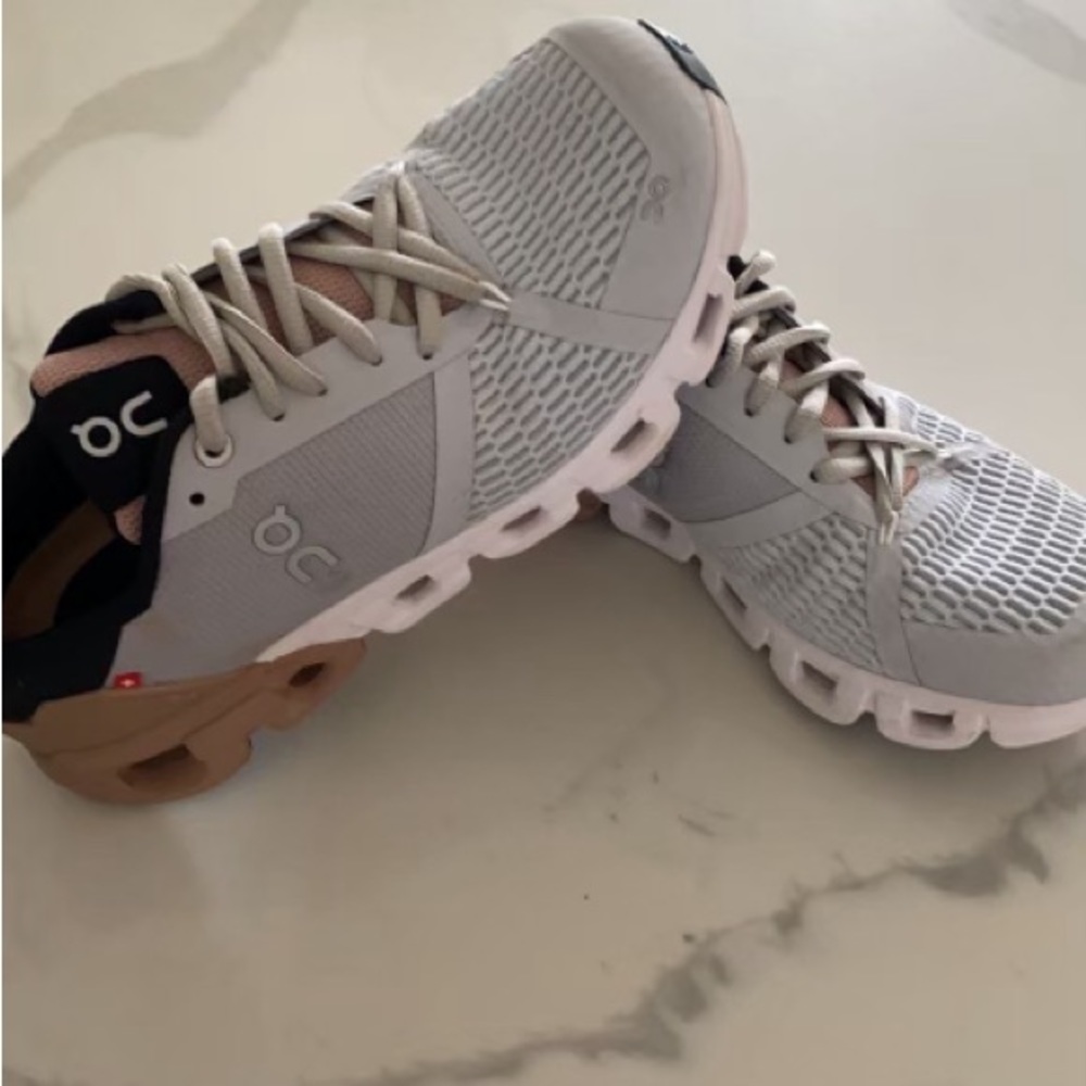 ON CLOUDFLYER Rose/Brown. Size 8.5